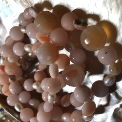 Sarte coral farver - delstens armbnd