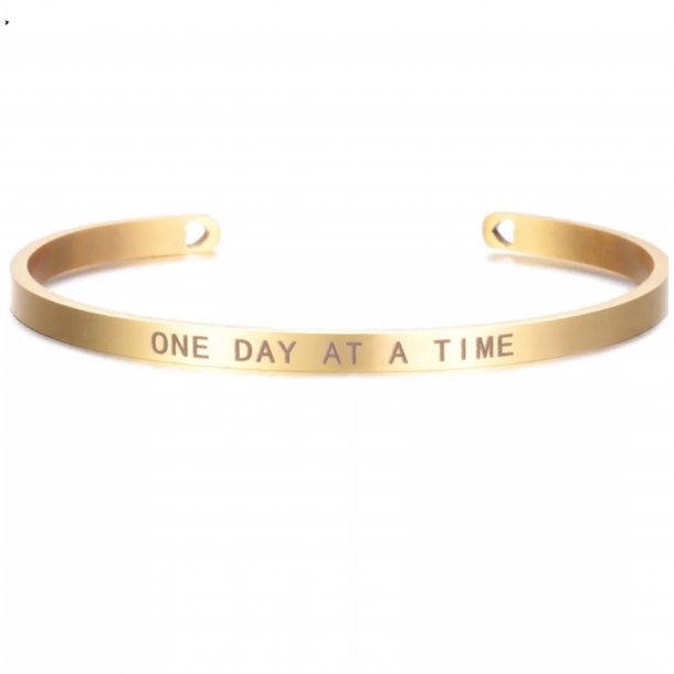 Bangle i forgyldt stl "One day at a time"