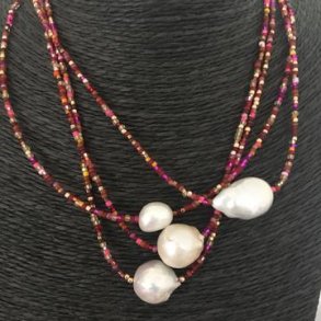 Choker, kort kde med multifarver og barokperle