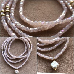 Lyserd krystal perlehalskde med ferskvands perle vedhng